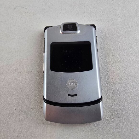 Motorola Razr V3m Flip Phone Silver Verizon With Wall Charger & Belt Clip Case - Picture 4 of 8